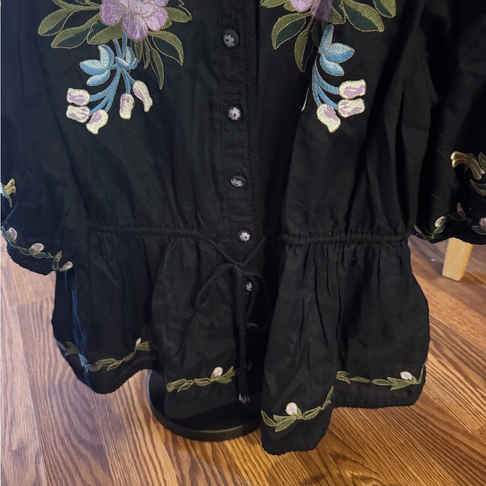 Farm Rio Women’s Black Embroidered Peplum Button-Up Ties at waist - Picture 2 of 7